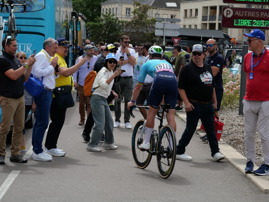Ten pan na rowerze to Mark Cavendish – w tym roku pobił blisko 50-letni rekord liczby wygranych etapów TdF – w sumie wygrał ich 35.  Zawodnik dopiero teraz może przejść na sportową emeryturę