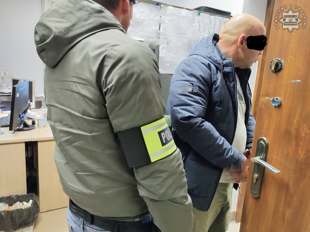 45-latek został oskarżony o szereg przestępstw