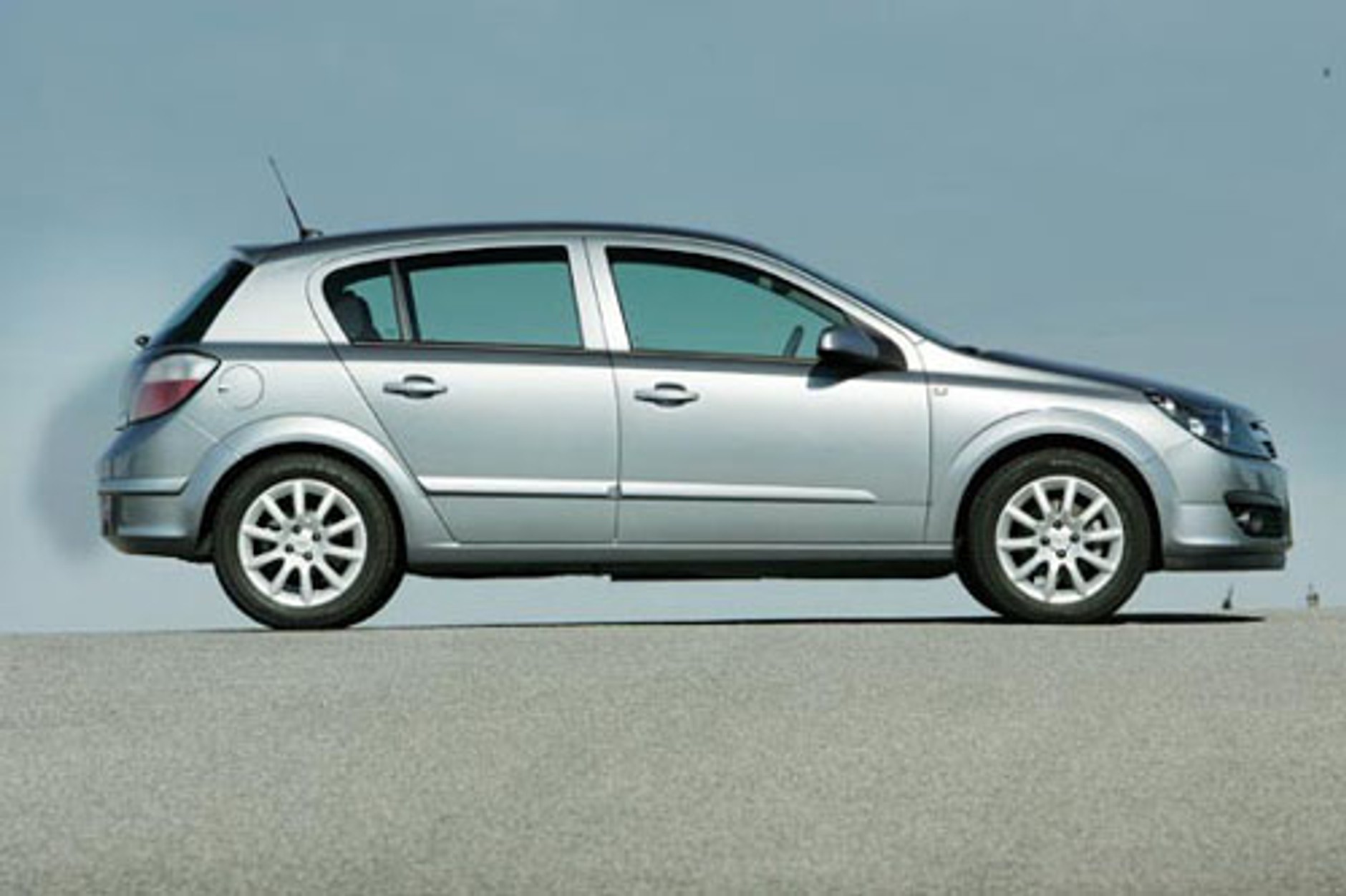 Opel Astra, VW Golf, Ford Focus - Czy to grzech być słabym i ubogim?