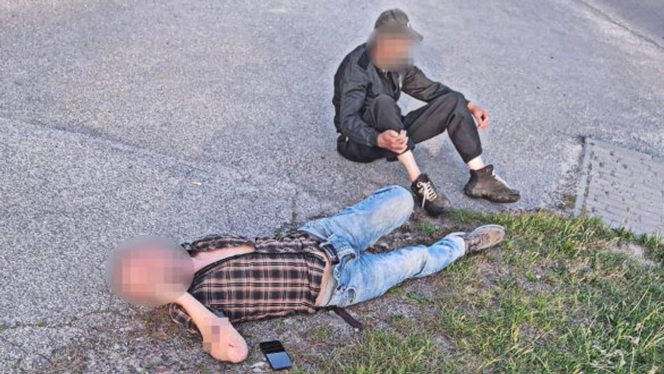 Obraz pochodzący z serwisu https://lubartow.policja.gov.pl/llb/informacje/aktualnosci/145301,Polozyli-sie-na-jezdni-i-zglosili-wypadek-bo-chcieli-aby-patrol-podwiozl-ich-do-.html