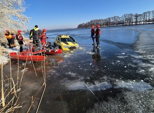 Znaleźli samochód w częściowo zamarzniętym jeziorze. W pobliżu nikogo nie było