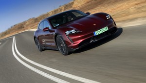 Aż robi się ciemno przed oczami. Porsche Taycan Cross Turismo Turbo S przyspiesza do 100 km/h w 2,9 s!