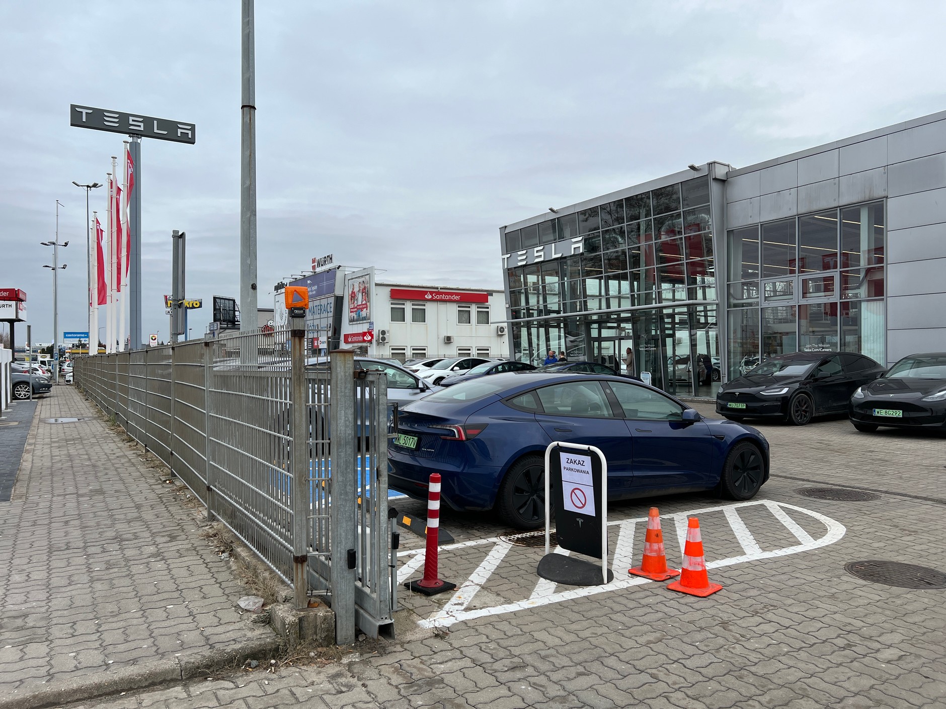 Salon Tesli w Ząbkach koło Warszawy