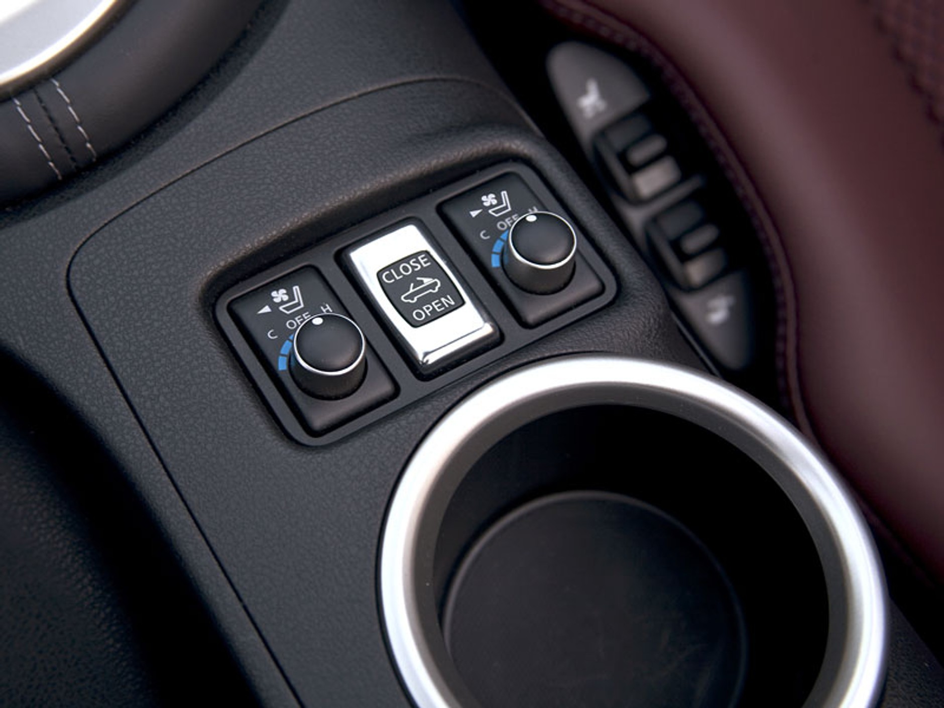 Nowy Jork 2009: Nissan zaprezentował model 370Z Roadster