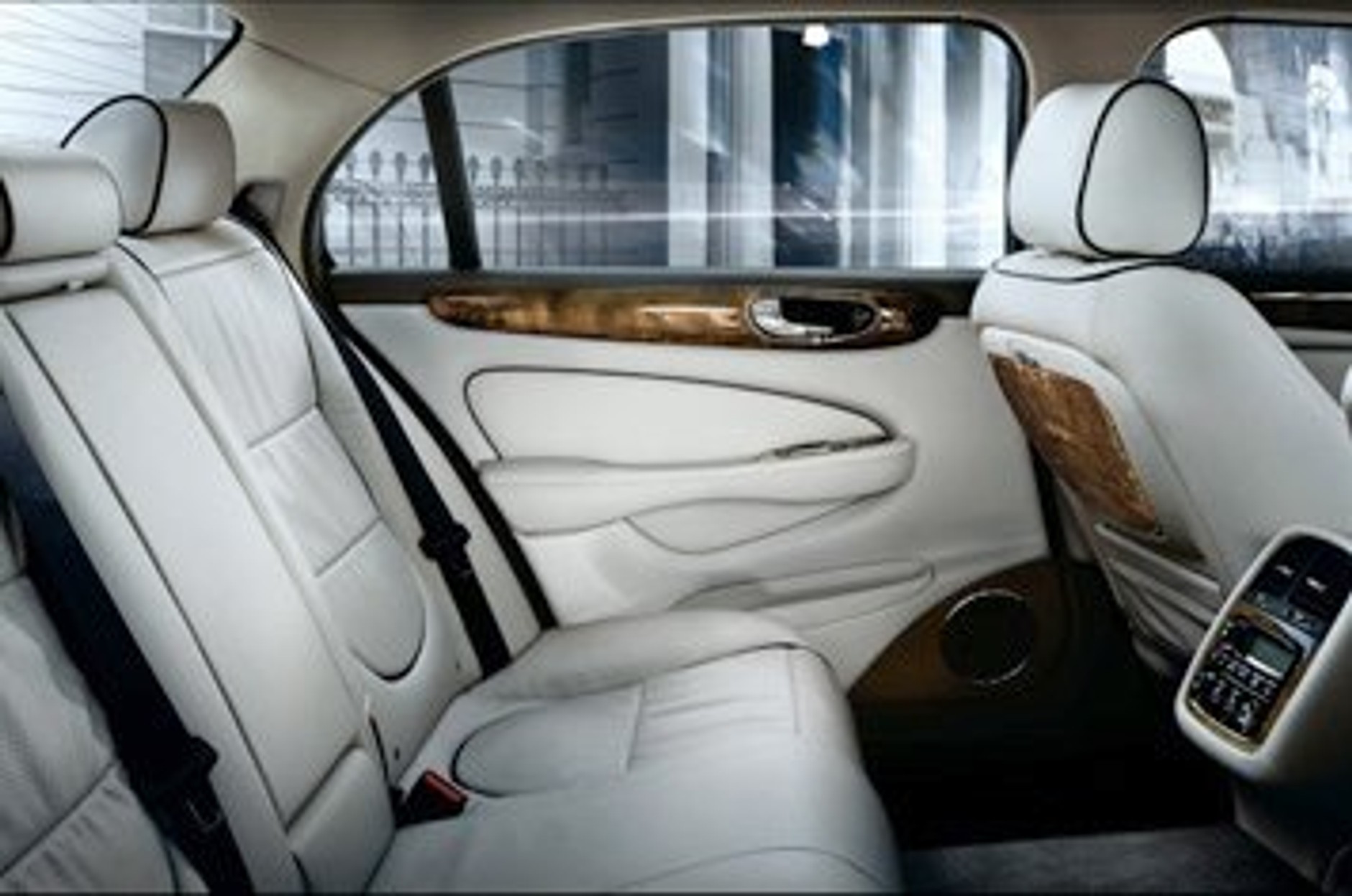 Odmłodzony Jaguar XJ: pierwsze zdjęcia i informacje