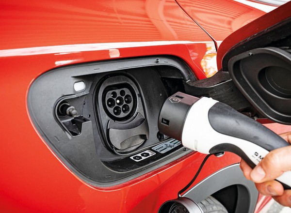 „Mój elektryk”, czyli nowe, lepsze dopłaty do aut na prąd. Kto i ile może dostać?