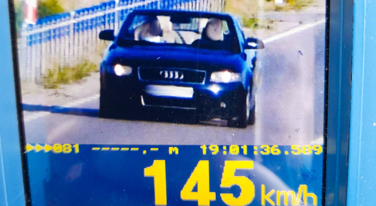 Kierowca i pasażer zamienili się miejscami. Policjanci nie dali się oszukać