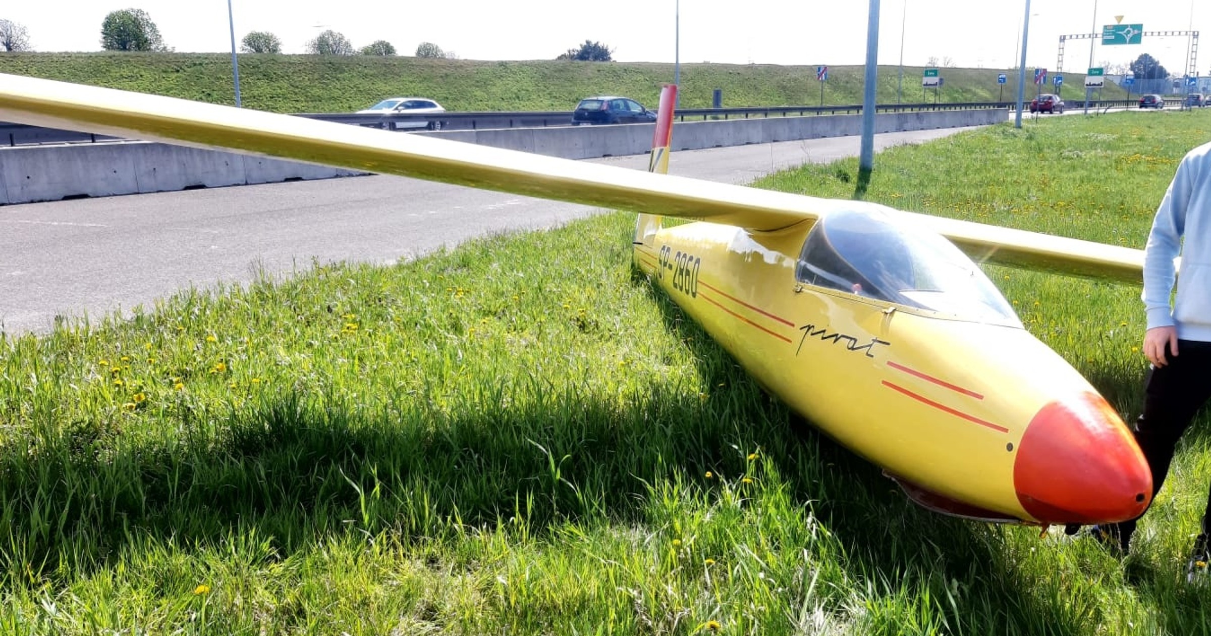 Przy węźle na autostradzie A1 wylądował szybowiec
