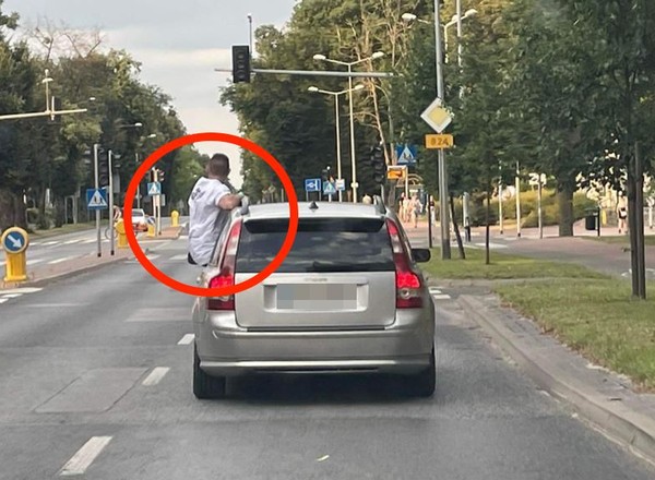 Kierowca założył się o "energetyka", że wysiądzie z auta w czasie jazdy [WIDEO]
