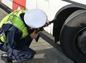 Policjanci zajrzeli w nadkola i kierowca oddał dowód. Autokar nie pojechał do Grecji