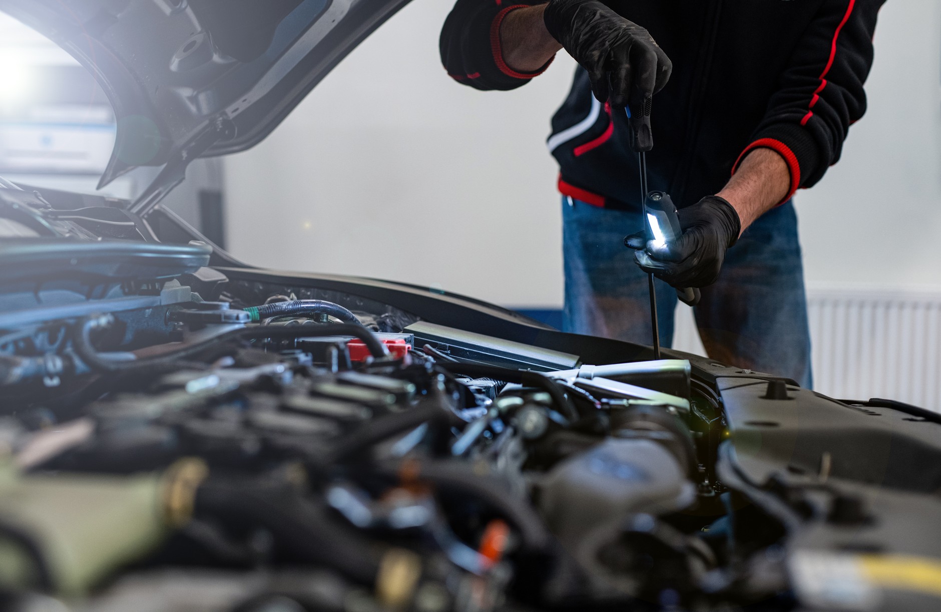 Nowe samochody są dużo bardziej skomplikowane niż te np. sprzed dekady. Więcej części, to więcej kłopotów podczas napraw 