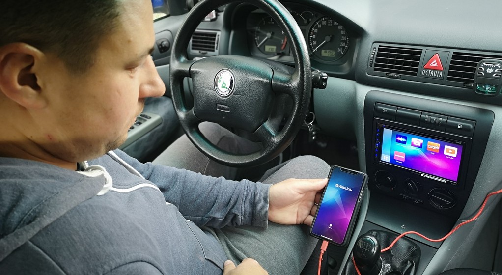 Smartfon za kierownicą. Nowa definicja ruchu pojazdu