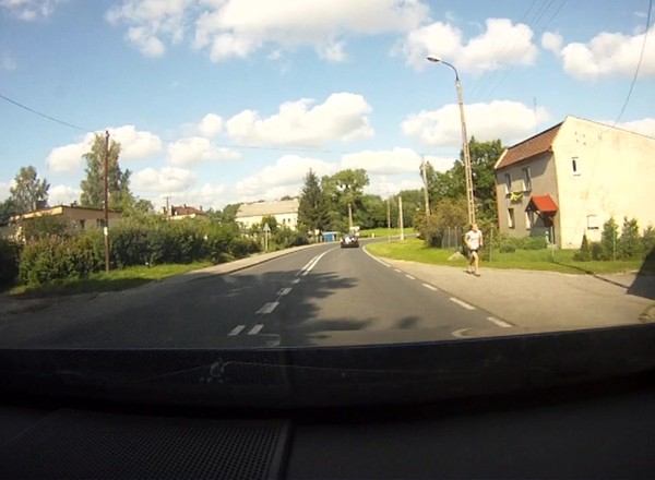 Skręcasz w prawo: czy masz ustąpić pierwszeństwa pieszemu, nawet jeśli nie ma przejścia dla pieszych?