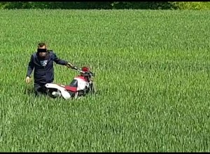 Motocyklista wjechał w osobówkę. "Zgubił" pasażera i uciekł w pole [WIDEO]