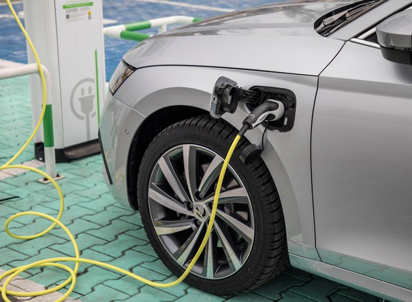 Samochód całkowicie elektryczny czy hybryda plug-in? Co się bardziej opłaca?