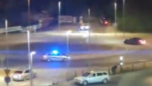 Poszukiwany driftował po rondzie. Sprawa zakończy się w sądzie [Nagranie]