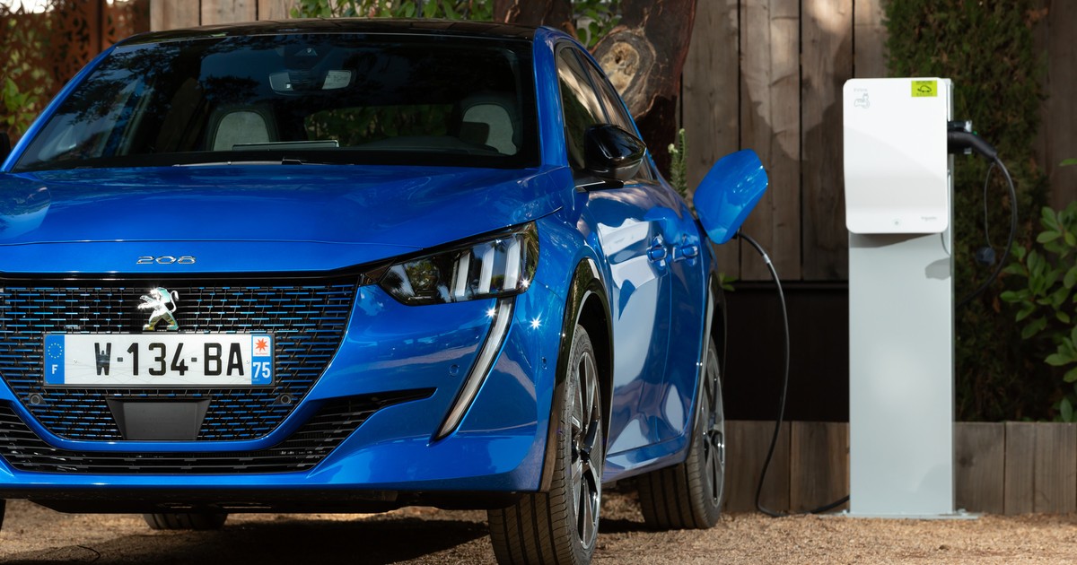 Peugeot e-208 podczas ładowania