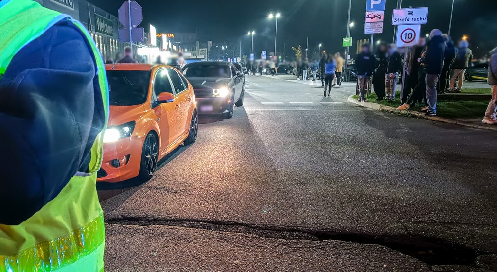 Kontrola policji na parkingu