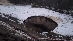 Wójt musiał zamknąć drogę. Powstało wielkie zapadlisko
