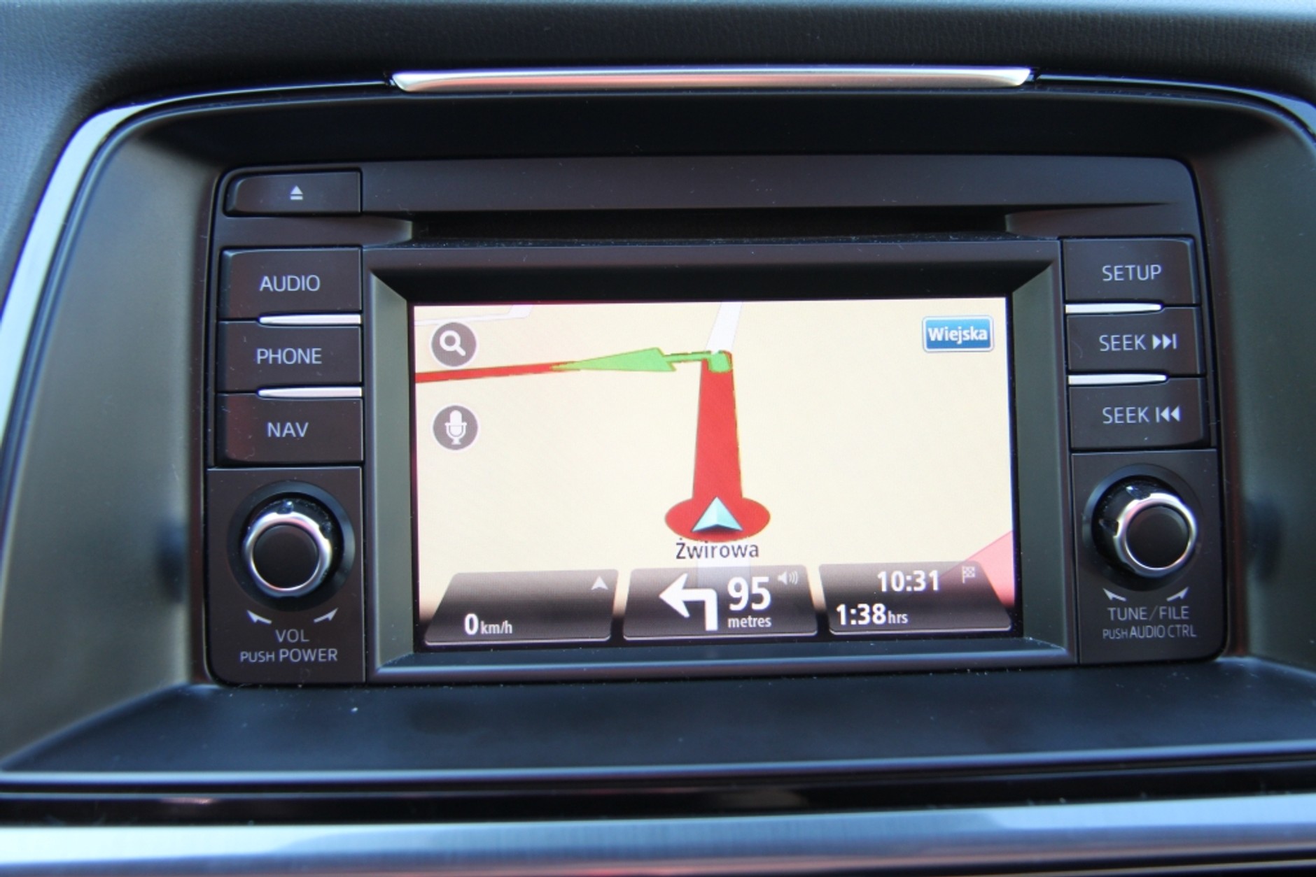 Mazda. Zwycięzca testu w kategorii map. Firma korzysta z oprogramowania i danych TomTom.