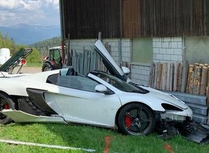 McLaren 650S Spider wbił się w stodołę