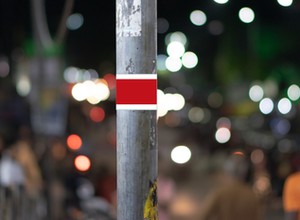 Po co Niemcy owijają niektóre latarnie czerwonymi paskami?