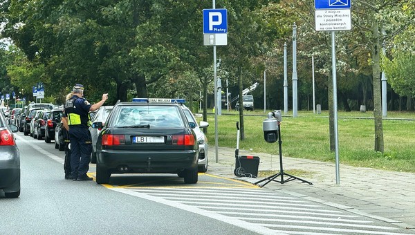 Kontrola starego samochodu wjeżdżającego do SCT w Warszawie