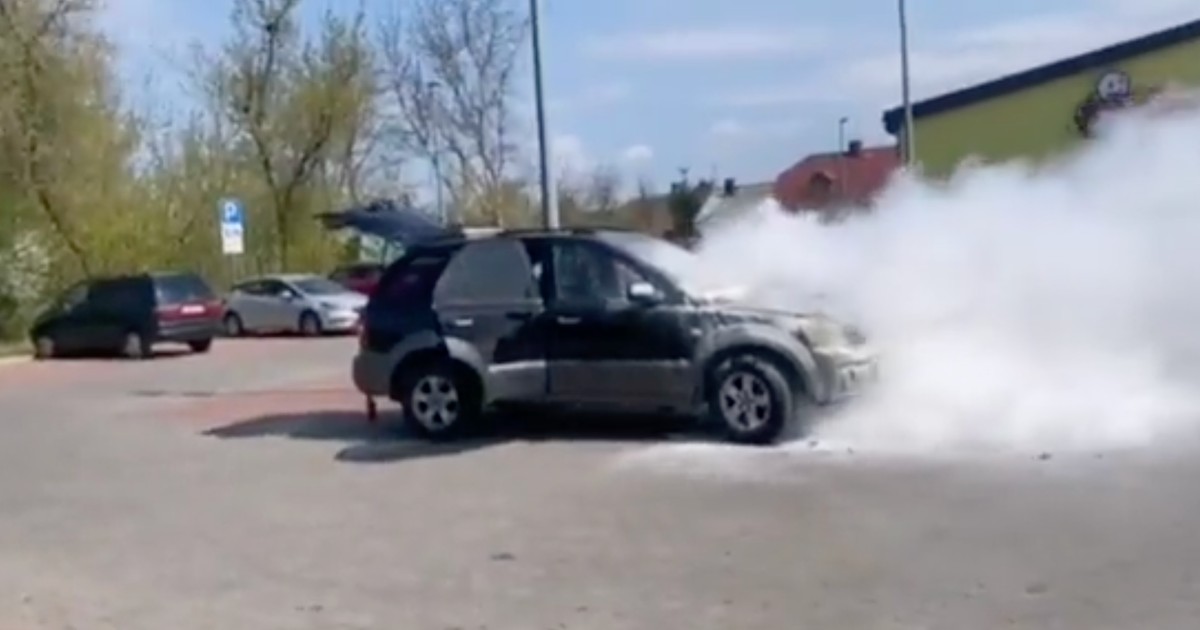 W Białymstoku na parkingu przed sklepem zapaliła się Kia. Dzięki pomocy przejeżdżających obok policjantów udało się uniknąć tragedii