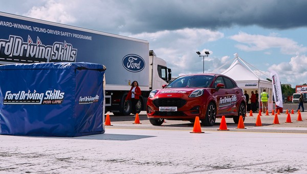 Ford szkoli młodych kierowców. Jak działa Ford Driving Skills for Life?