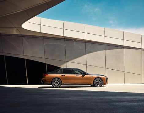 BMW i7 M70