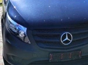 Postawili na parkingu Mercedesa bez tablic. Straż Graniczna nabrała podejrzeń