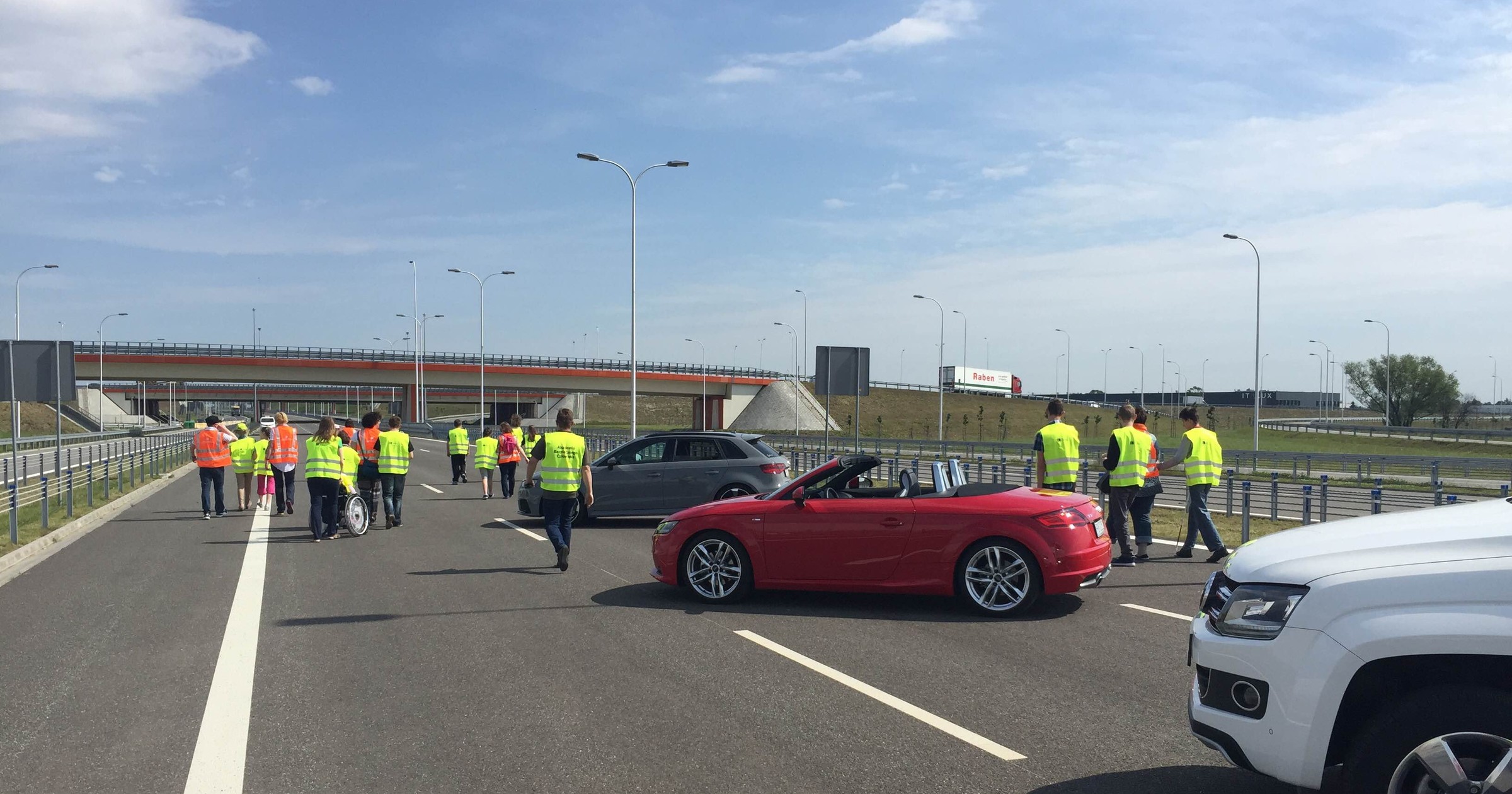 Niewidome dzieci poznają autostradę
