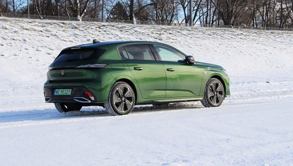 Przesiadłem się do elektrycznego Peugeota E-308. Zima nie była dla niego łaskawa