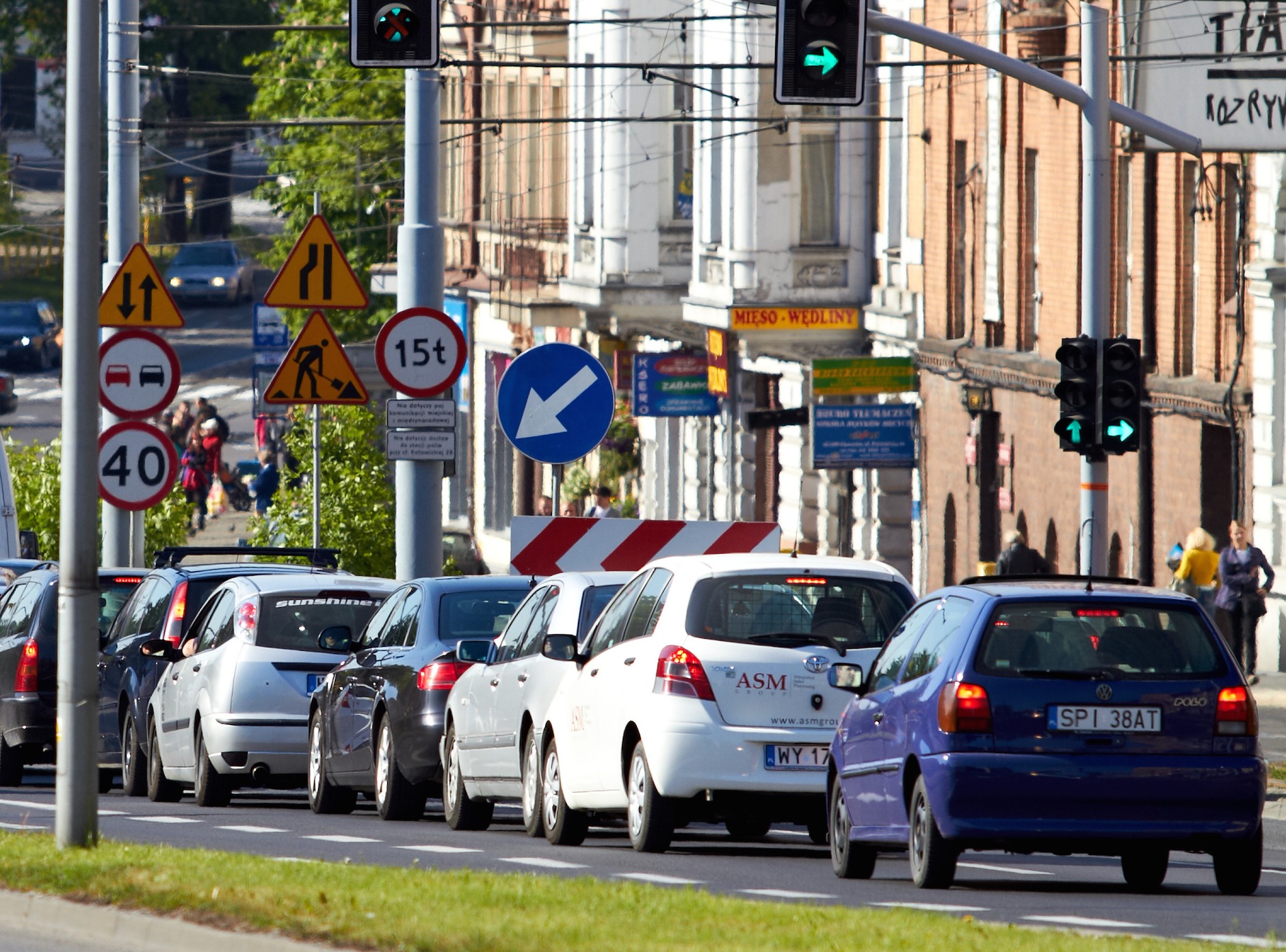 Remont czy przebudowa drogi plus zestaw reklam i szyldów: można dostać oczopląsu!