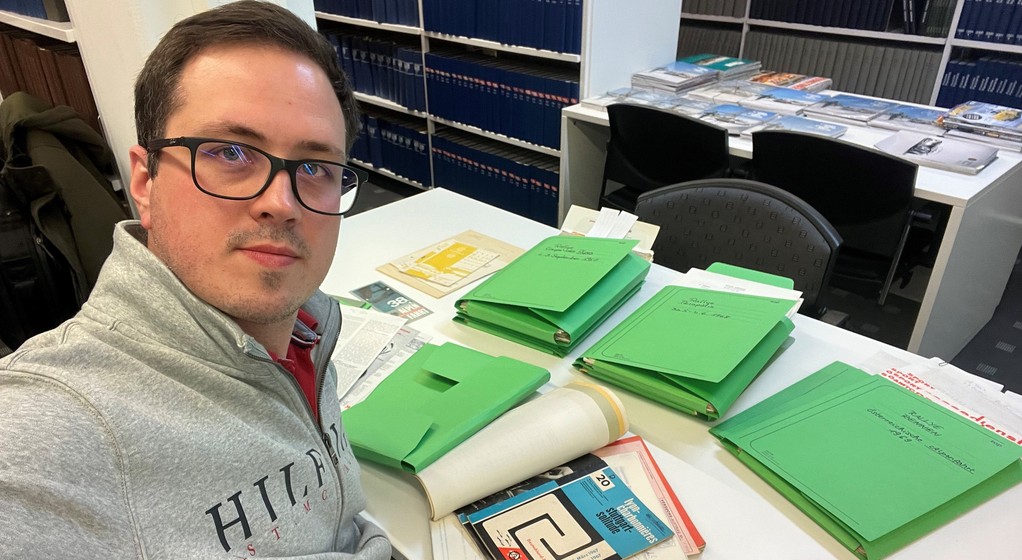 Autor albumu "Kronika Porsche. Polskie historie" w archiwum marki