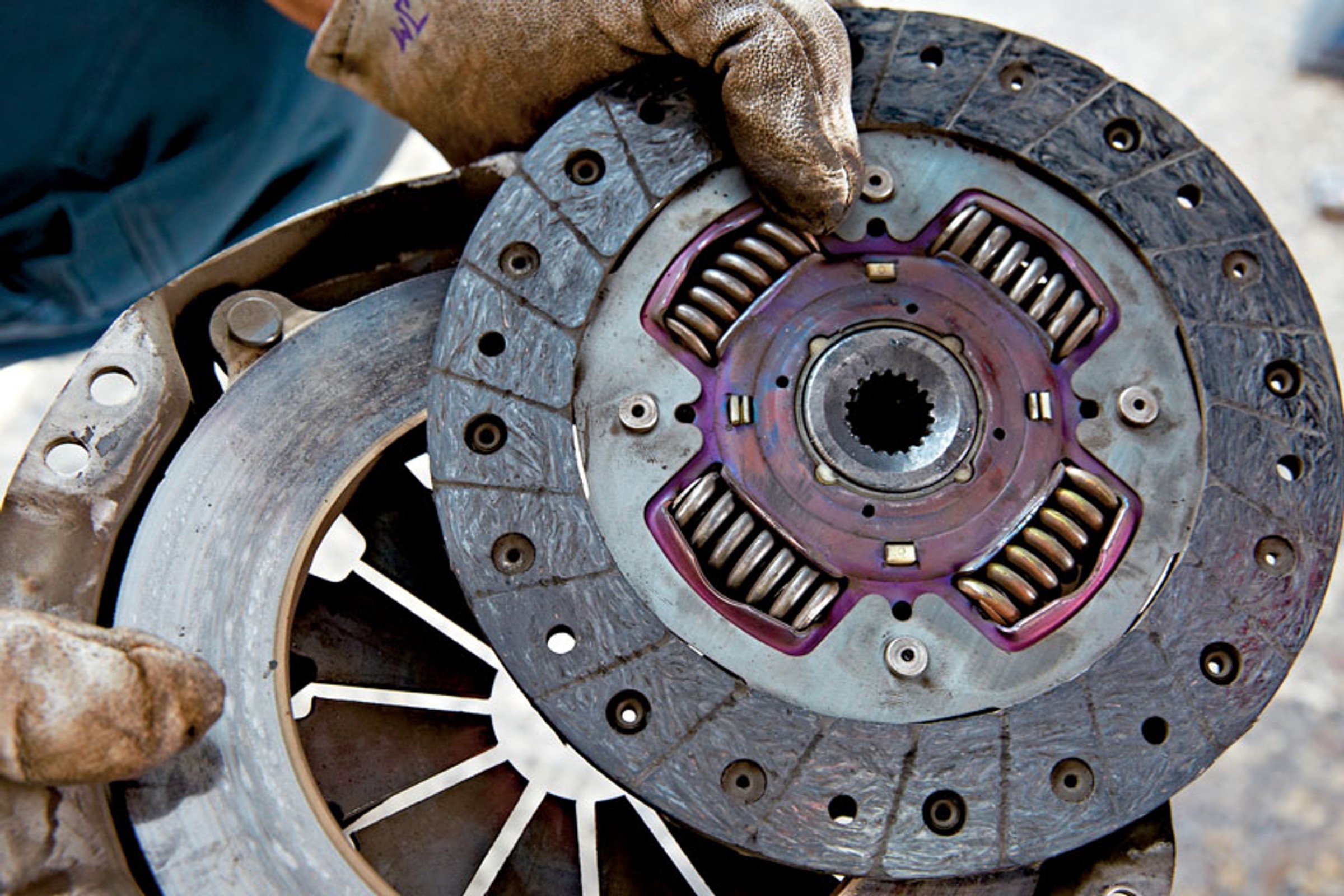 Chcesz, by sprzęgło w twoim aucie wytrzymało 200 tys. km? Nie popełniaj tych błędów