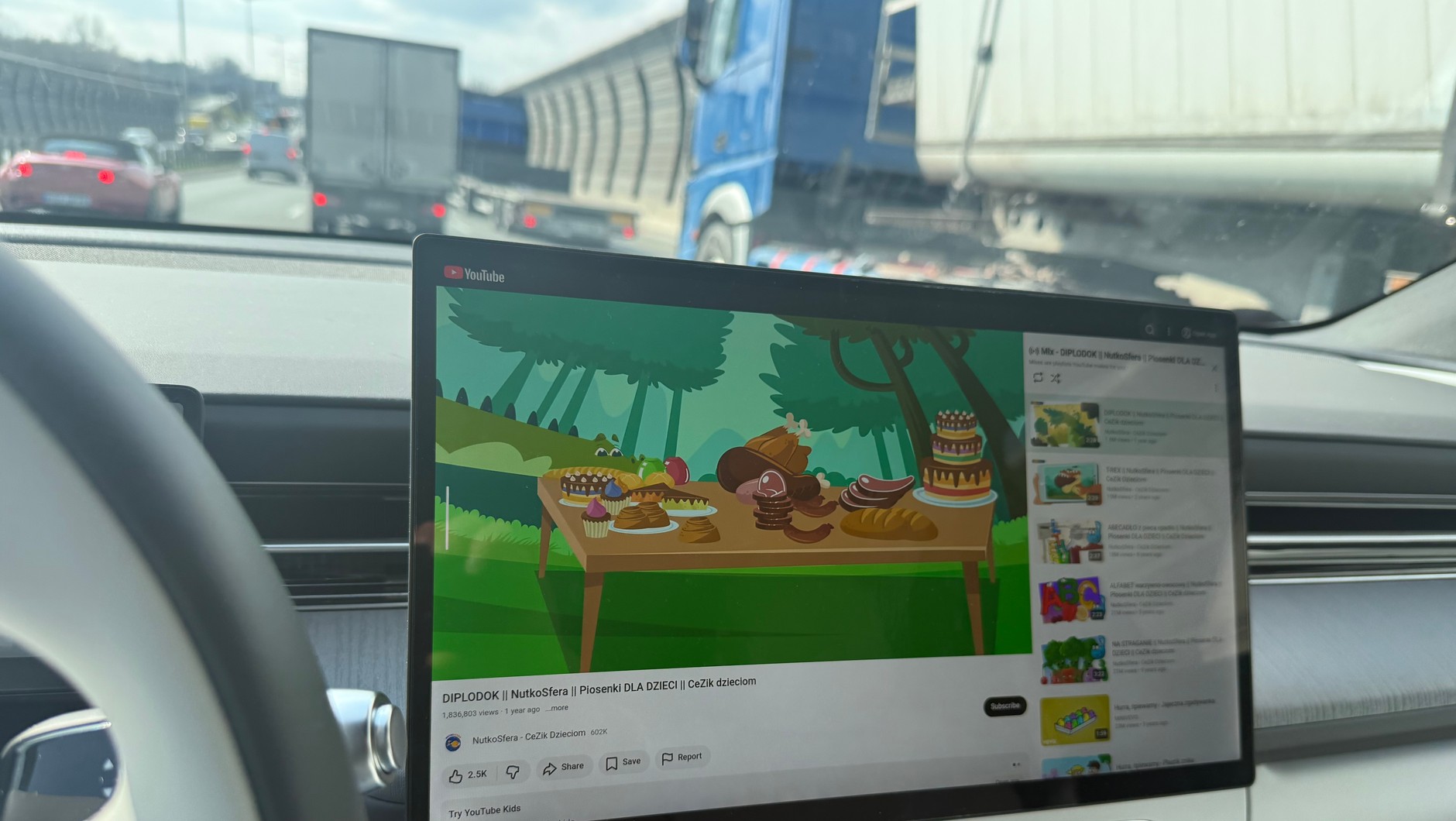 Podczas jazdy w Xpengu G6 można oglądać filmy w wysokiej jakości. Tak, podczas jazdy