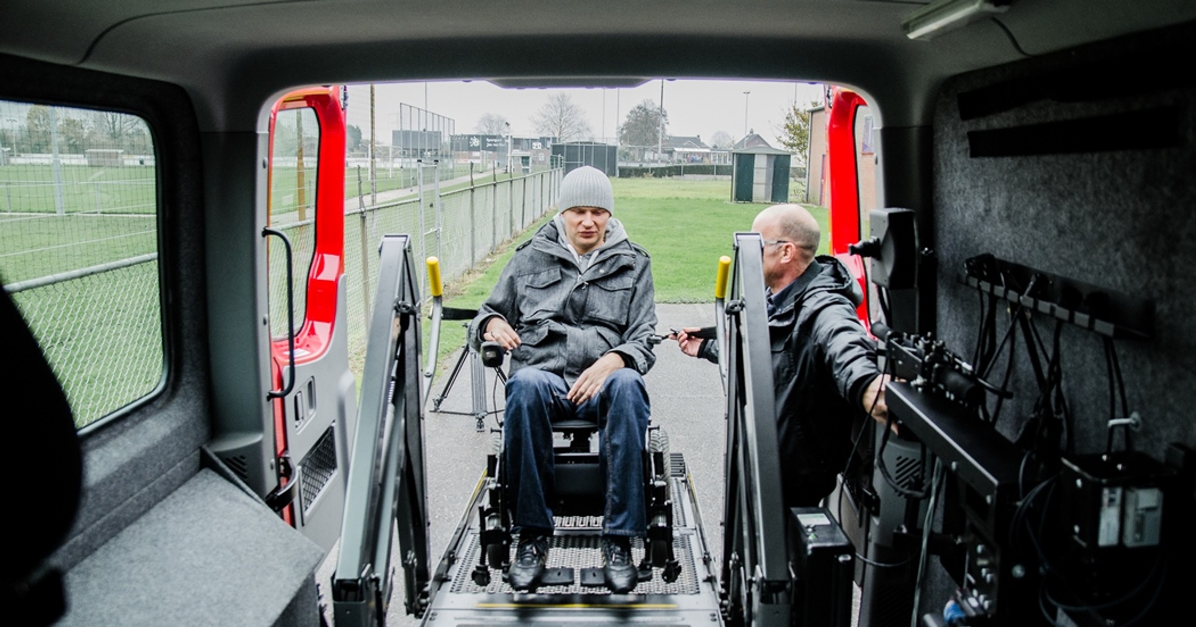 Mateusz Puszkarski i Peugeot z adaptacją dla niepełnosprawnych