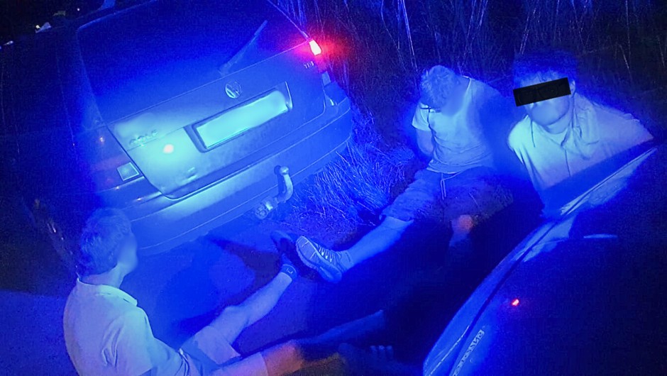 Policjanci z ogniwa zauważyli ich w nocy. Ich zachowanie zdradziło wszystko