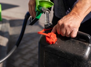 Paliwa najtańsze od dawna. Ile można zatankować na zapas i jak długo można przechowywać paliwo?