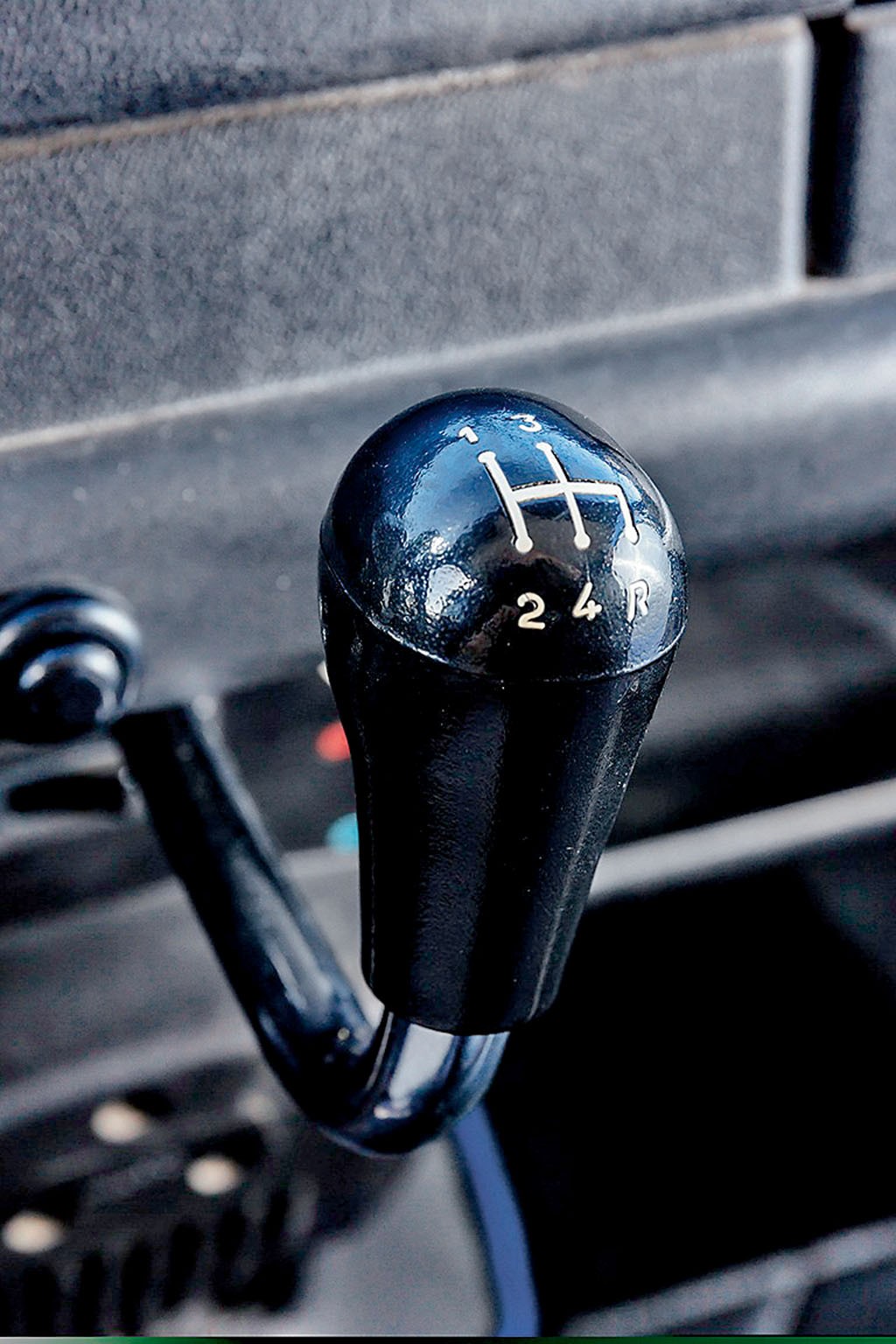 W klasycznym Renault 4 dźwignia zmiany biegów wystawała ze środka deski rozdzielczej. 
