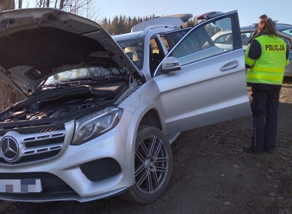 Rozbił skradzionego Mercedesa. Zatrzymano go dopiero po strzałach ostrzegawczych