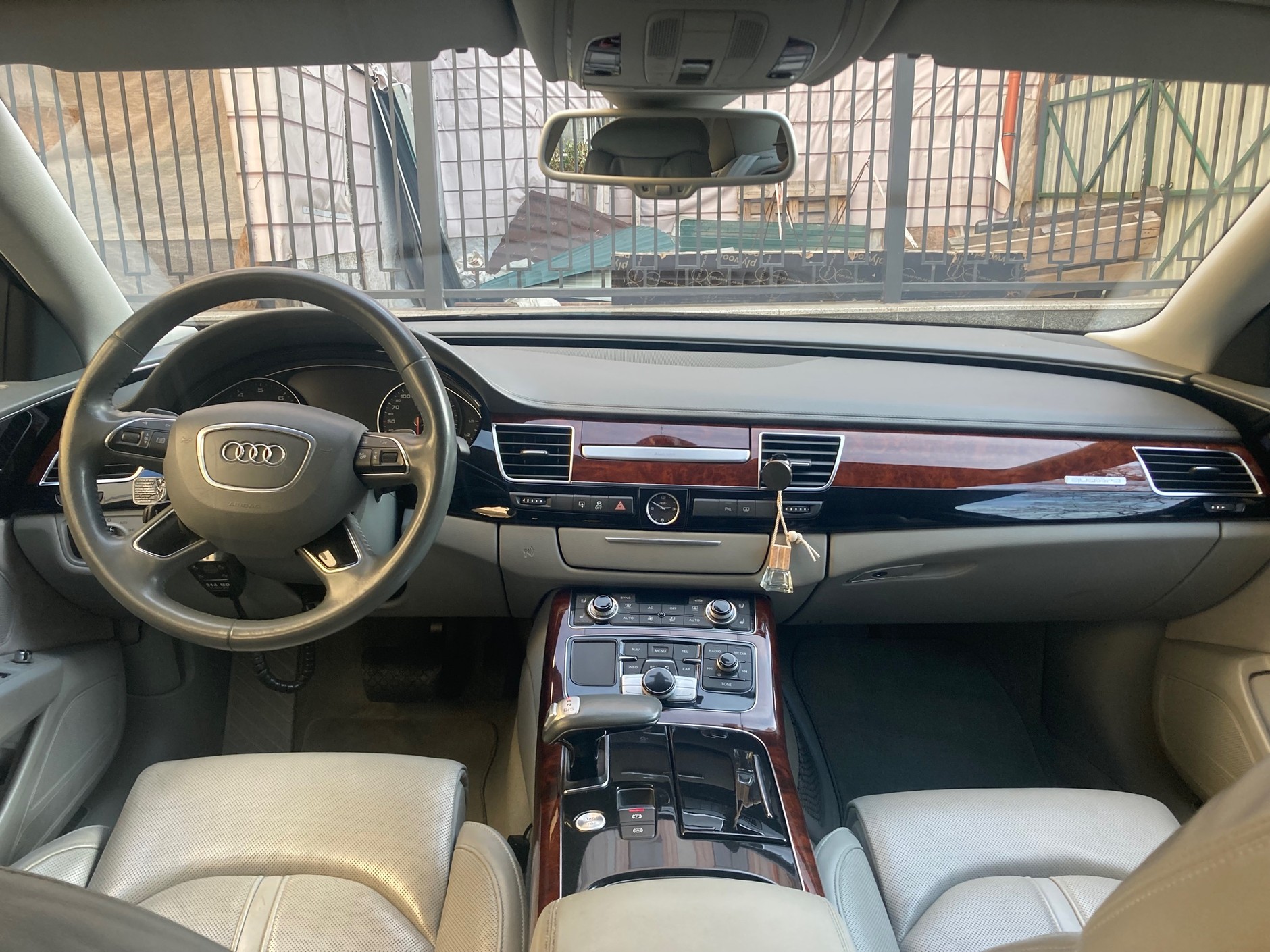 Audi A8 sprzedawane przez polską ambasadę w Kijowie