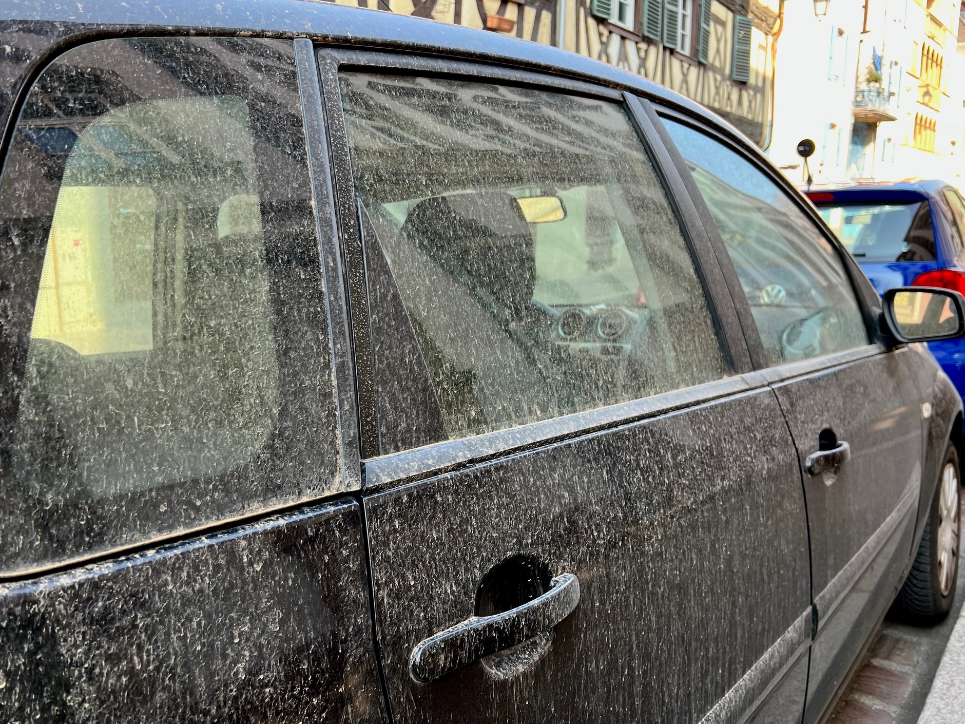 Żółty pył na samochodzie