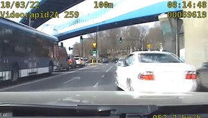 Wjechał rozpędzonym autem tuż przed nieoznakowany radiowóz. Gorzko pożałował [WIDEO]