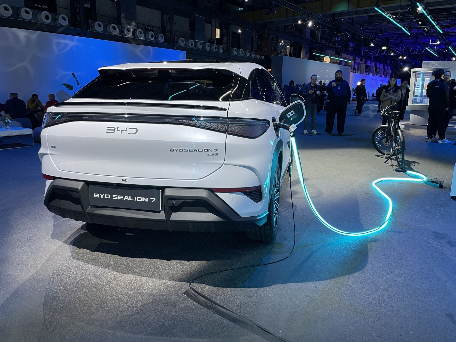 Port ładowania w SUV-ie BYD Sealion 7