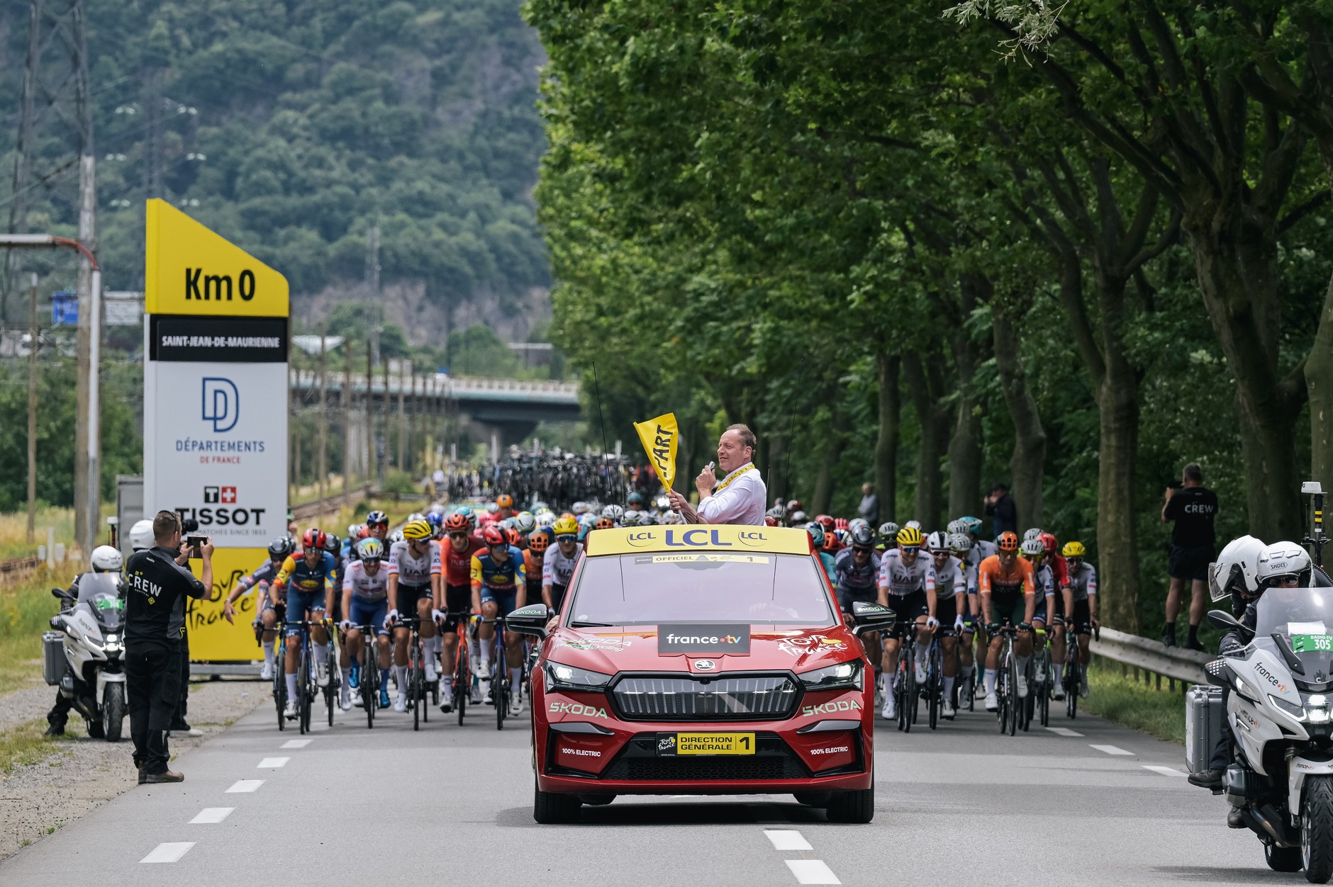 Auta sędziów w TdF mają kolor czerwony. To Skody Enyaq oraz Skody Superb