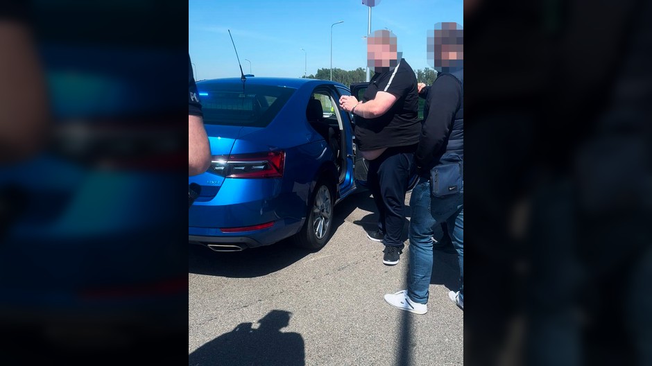 Detektywi namierzyli poszukiwane BMW. Kierowca nie trafił wyjaśnić, dlaczego jedzie na wschód
