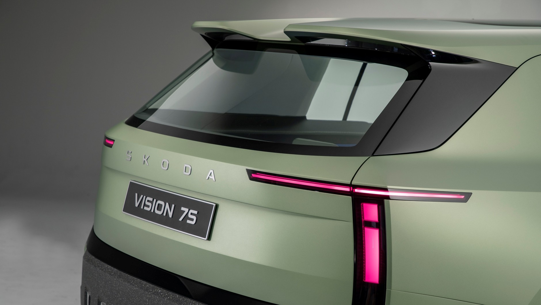 Skoda Vision 7S ma tylne światła w kształcie litery "T".