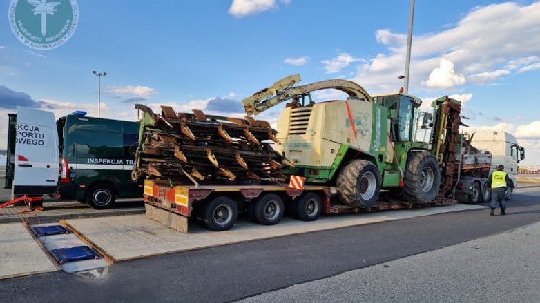 pojazd przewożący maszynę rolniczą